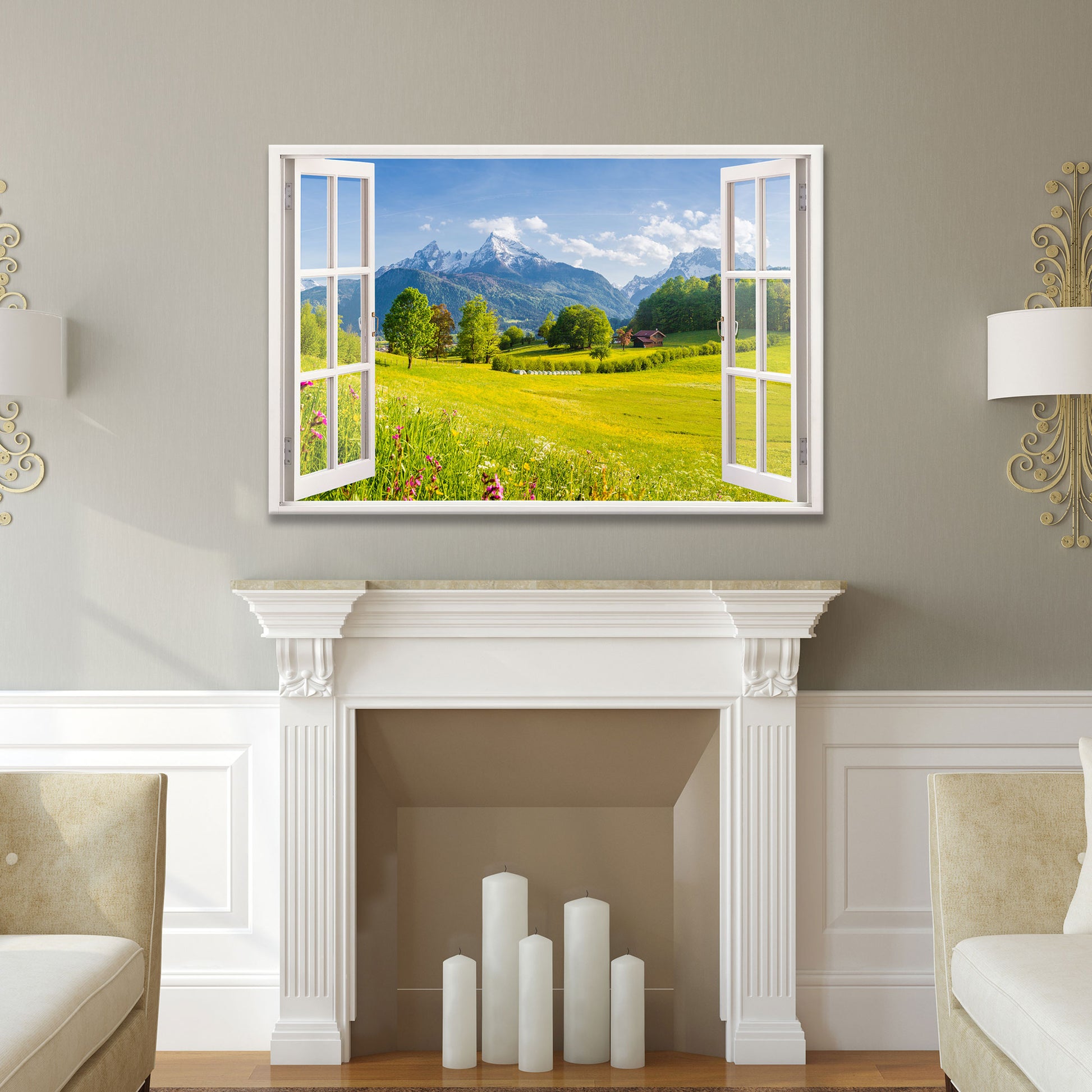 Elegantes Leinwandbild mit offenem Fensterblick auf eine idyllische Berglandschaft mit grünen Wiesen und schneebedeckten Gipfeln, stilvoll platziert über einem Kamin. Perfekte Wanddekoration für Wohnzimmer oder elegante Wohnräume.