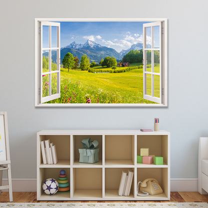 Leinwandbild mit offenem Fensterblick auf eine sonnige Berglandschaft mit grünen Wiesen und schneebedeckten Gipfeln, stilvoll integriert in ein gemütliches Kinderzimmer mit Regal und Spielzeug. Perfekte Wanddekoration für ein harmonisches Wohnambiente.