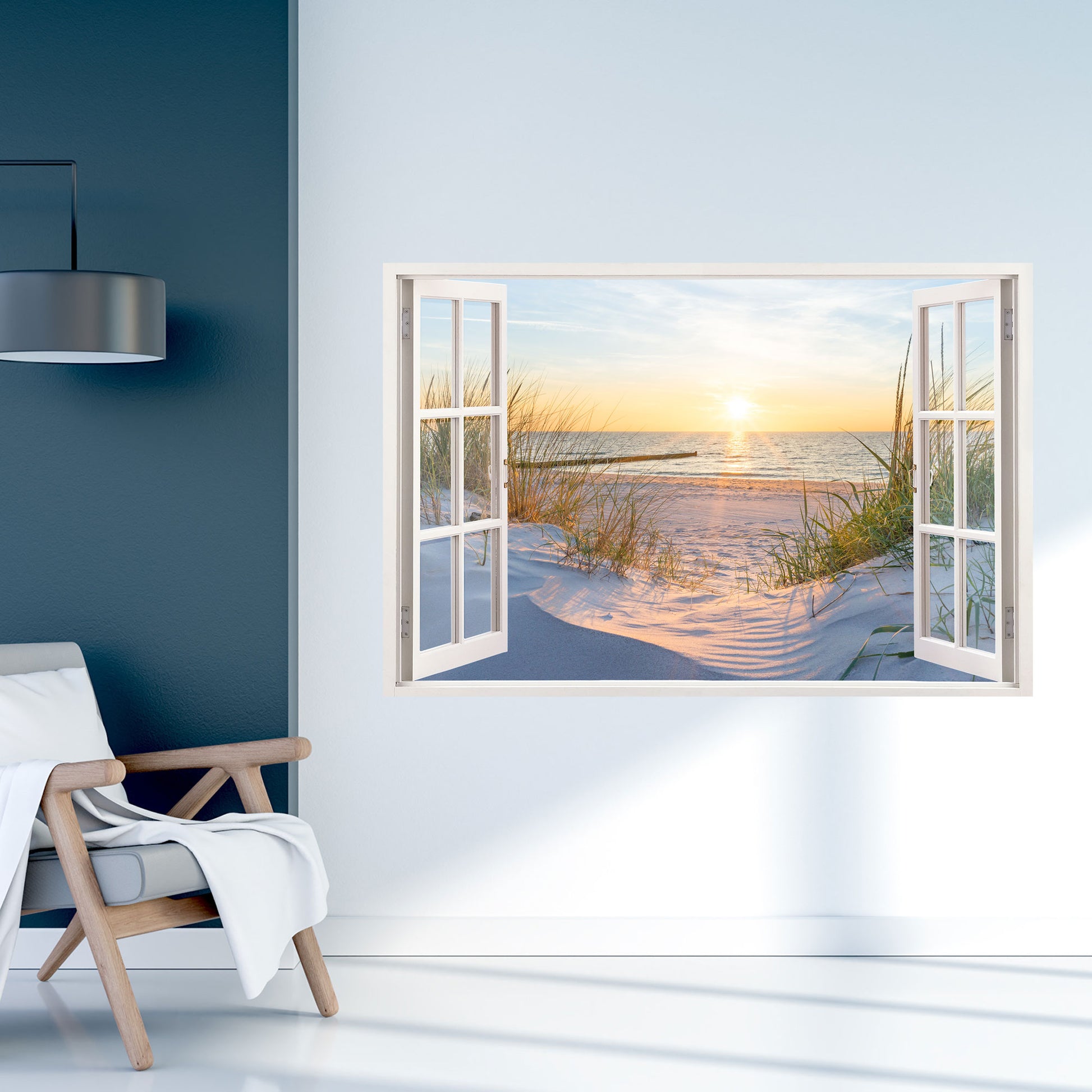 Wandtattoo mit realistischem Fensterblick auf einen ruhigen Sandstrand bei Sonnenuntergang. Die warmen Sonnenstrahlen tauchen die Dünen und das Meer in ein goldenes Licht. Ideal als Wanddekoration für eine entspannte, maritime Atmosphäre.