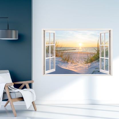 Wandtattoo mit realistischem Fensterblick auf einen ruhigen Sandstrand bei Sonnenuntergang. Die warmen Sonnenstrahlen tauchen die Dünen und das Meer in ein goldenes Licht. Ideal als Wanddekoration für eine entspannte, maritime Atmosphäre.